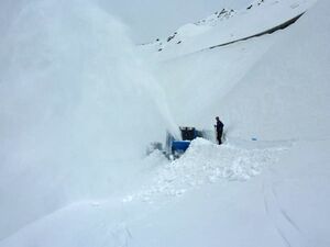 Grossglockner Hochalpenstrasse Schneeraeumung 2013 34.jpg