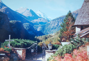 Heiligenblut friedhofsblick auf den großglockner.jpg