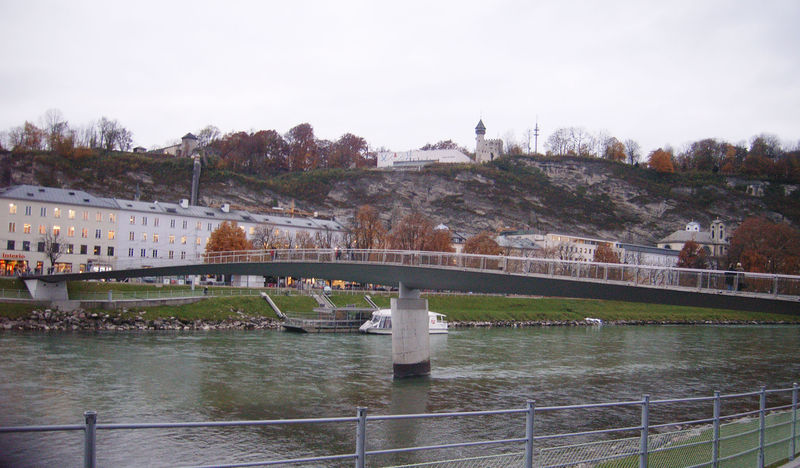 Datei:Makartsteg mit Mönchsberg.jpg