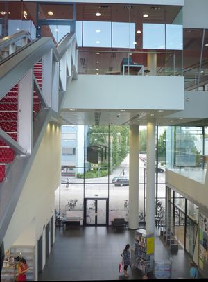 Neue Mitte Lehen, Stiegenhaus in der Stadtbibliothek.jpg