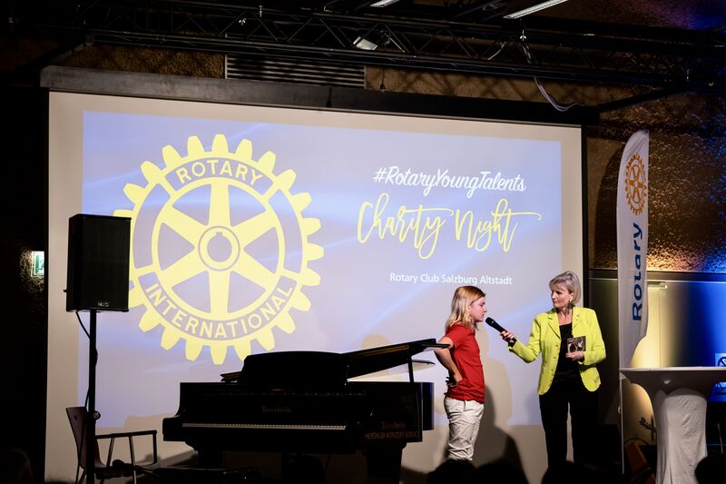 Datei:Charity Night RotaryYoungTalents Elias Keller Romy Seidl.JPG