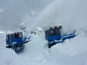 Grossglockner Hochalpenstrasse Schneeraeumung 2013 50.jpg