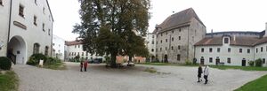 Innenhof auf der Burg Tittmoning.jpg