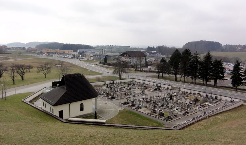 Datei:Neuer Friedhof von Eggelsberg.jpg
