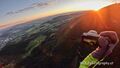 Paragleiterflug um die Festung Hohensalzburg 03.jpg
