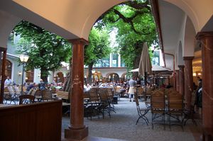 Sternbräuinnenhof, Gastgarten.jpg