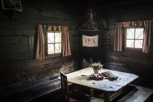 Traditionelle Almstube im Rauriser Tauernhaus.jpg