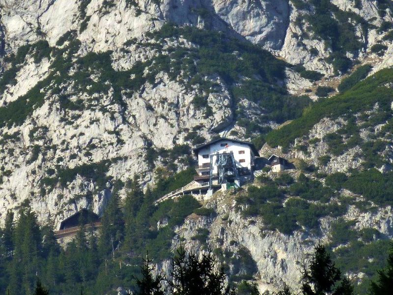 Datei:Blick zur Eisriesenwelt-Seilbahn Bergstation.jpg