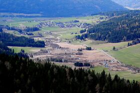 Rechts die Weißpriacher Landesstraße im Bereich des Lonka Mäander Süd Schutzgebiets, Blick nach Norden.