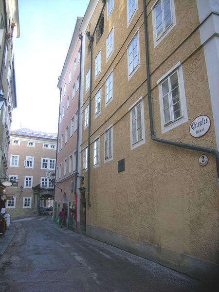 Datei:Chiemseegasse in Richtung Chiemseehof.jpg