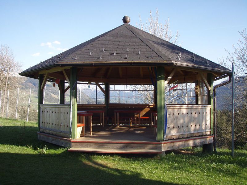 Datei:Gartenpavillon Volksschule Radochsberg.jpg