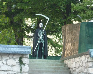 Jedermann in Mondsee, der Tod erscheint.jpg