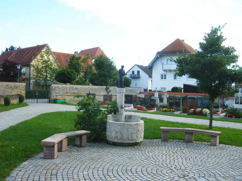 Datei:Künstlerisch gestalteter Friedhofsbrunnen.jpg