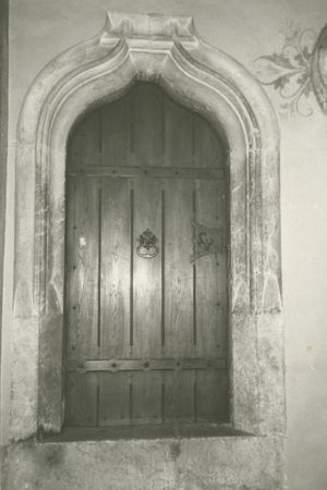Steinmetzzeichen-am-Portal-des-Laeuthauses.jpg