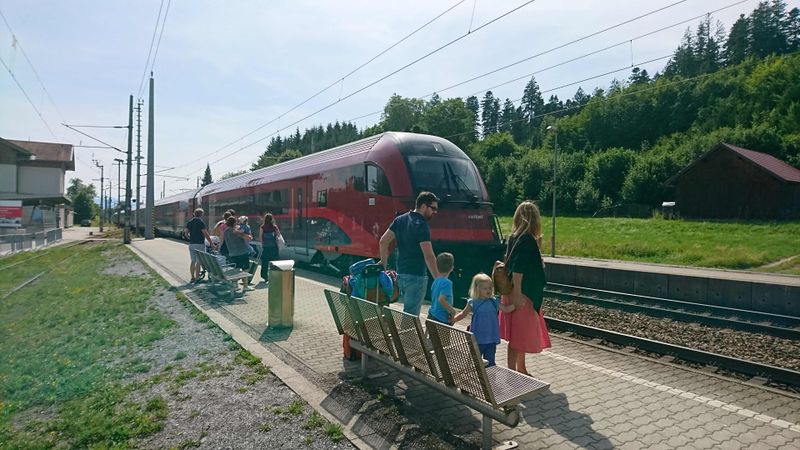 Datei:Railjet-Halt in Neumarkt.jpg
