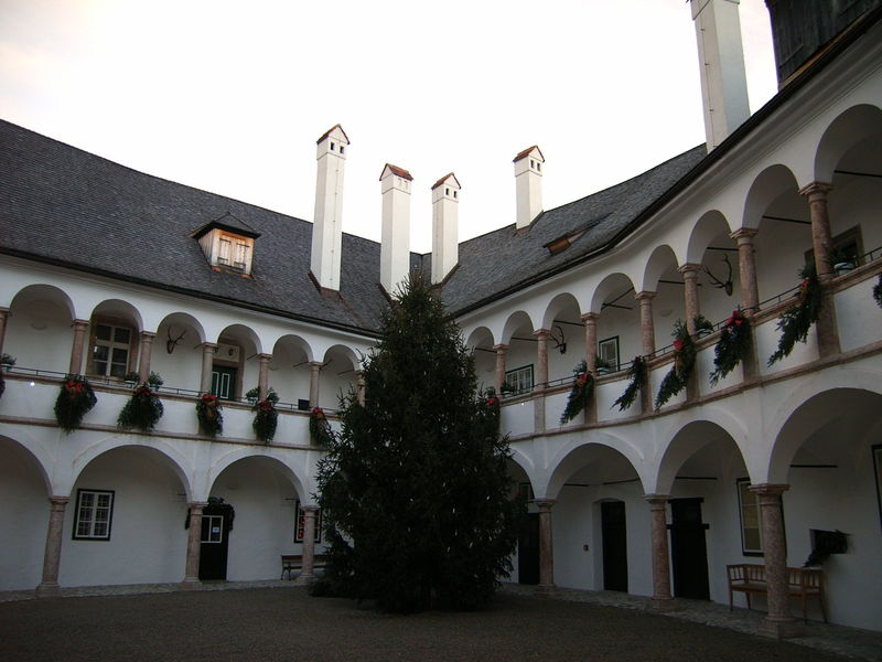Datei:Schloß Orth Innenhof 070.jpg