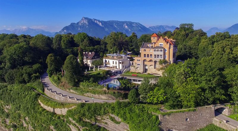 Datei:Hotel Schloss Mönchstein Luftaufnahme.jpg