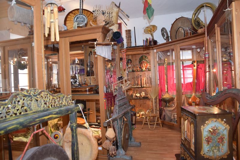 Datei:Musikinstrumente-Museum der Völker 08.jpg