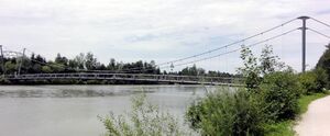 Ursteinsteg, darunter die aufgestaute Salzach.jpg