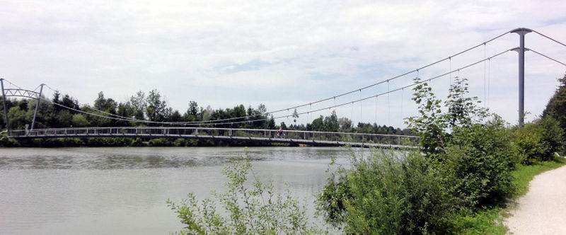 Datei:Ursteinsteg, darunter die aufgestaute Salzach.jpg
