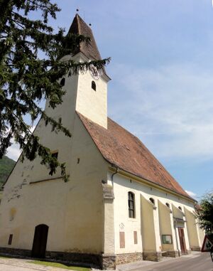 Westansicht der Pfarrkirche Arnsdorf in der Wachau.jpg