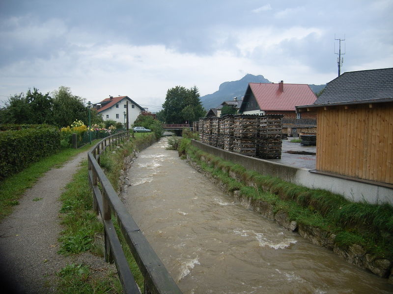 Datei:Fischbach im Ortsbereich 001.jpg