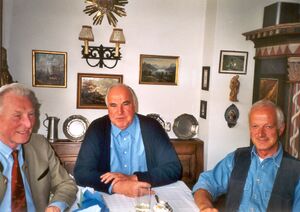 Helmut kohl mit karl sungler und gendarm.jpg