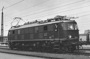 Lokomotive Salzburg Hauptbahnhof 1967.jpg