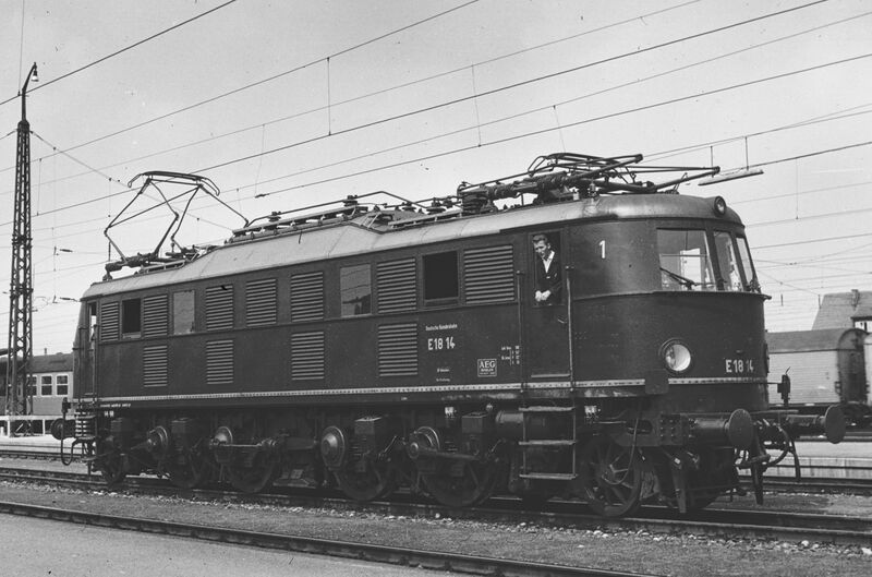 Datei:Lokomotive Salzburg Hauptbahnhof 1967.jpg