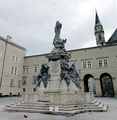 Mariensäule auf dem Domplatz in Salzburg.jpg