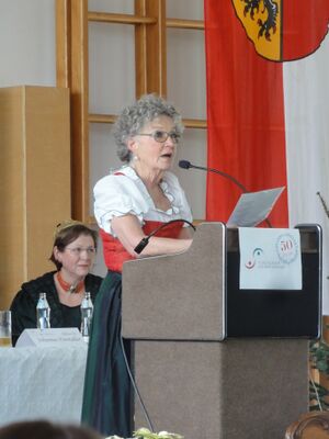 Sigrid Birgmann trägt Mundarttexte vor.JPG