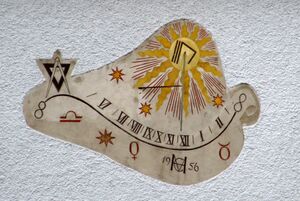 Sonnenuhr an einem Haus in Parsch.jpg