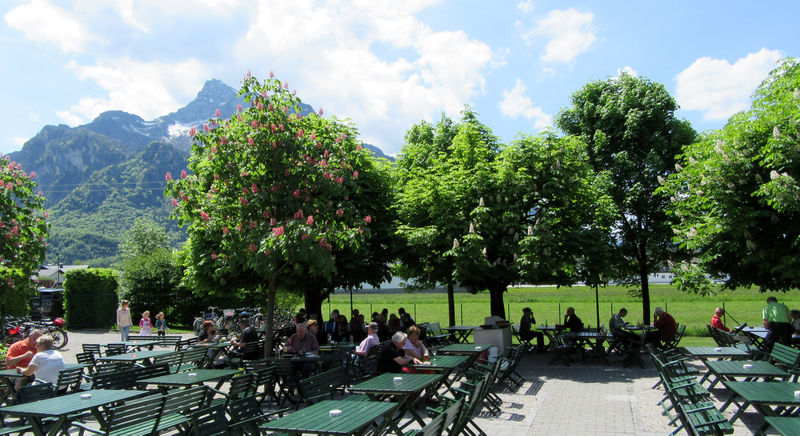Datei:Gastgarten Gasthof Pflegerbrücke.jpg