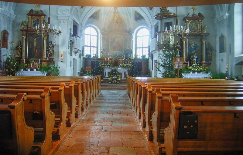 Datei:Pfarrkirche Henndorf, Innenansicht.jpg