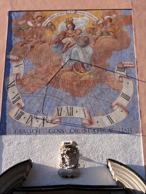 Sonnenuhr beim Portal der Pfarrkirche Gnigl.jpg
