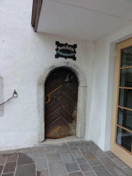 Datei:Eingang zur alten Schmiede.jpg