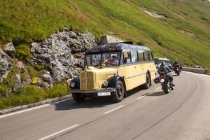 Glocknerbus 80 Jahre Oldtimer 2015 02.jpg