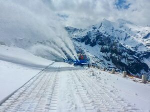 Großglockner Hochalpenstraße Schneeräumung 12 April 2016 06.jpg