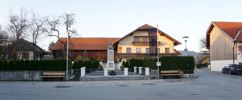 Datei:Ortsmitte mit Kriegerdenkmal.jpg