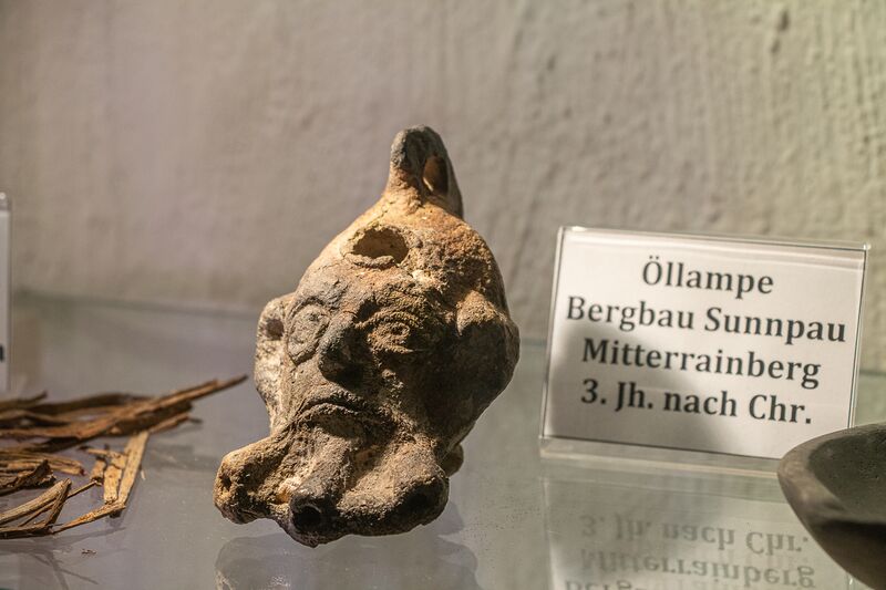 Datei:Römische Grubenlampe.jpg