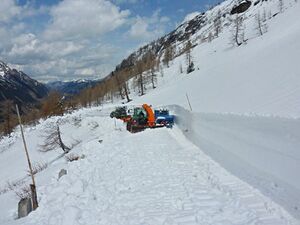 Großglockner Hochalpenstraße Schneeräumung 13 April 2015 02.jpg