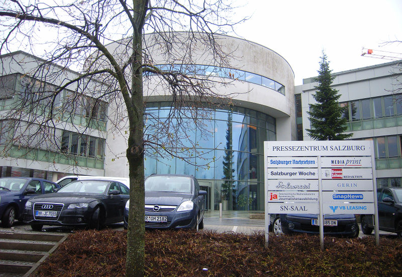 Datei:Pressezentrum Salzburg, Haupteigang.jpg