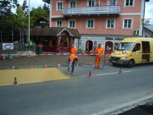 Straßenfärbung in Thalgau.jpg