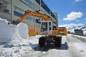 Grossglockner Hochalpenstrasse Schneeraeumung 2014 Suedrampe 25 April 01.jpeg