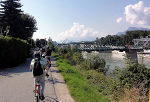 Radfahren entlang der Salzach.JPG