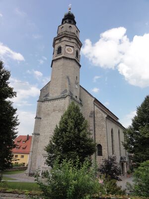 Stadtpfarrkirche St. Laurentius in Tittmoning.jpg