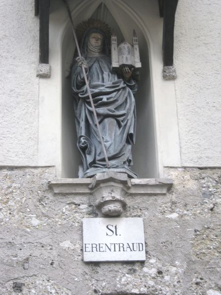 Datei:Statue Heilige Erentrudis.jpg