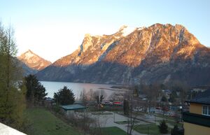 Ebensee, Blick von der Kirchenstiege zum Traunsee t106.jpg