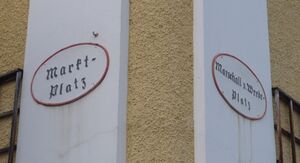 Platzinschriften am Schloss Mondsee.jpg