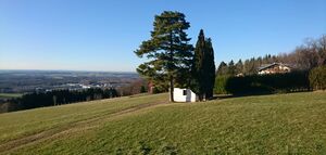 Korbkapelle, rechts hinten das Korbgut.jpg
